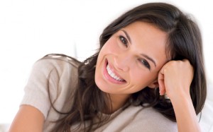 woman with a brilliant white smile thanks to Kör whitening